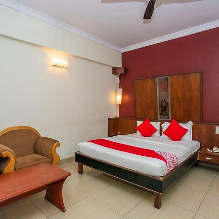 Oyo 18762 Vaishnavi Residency Hotel Бангалор Екстериор снимка