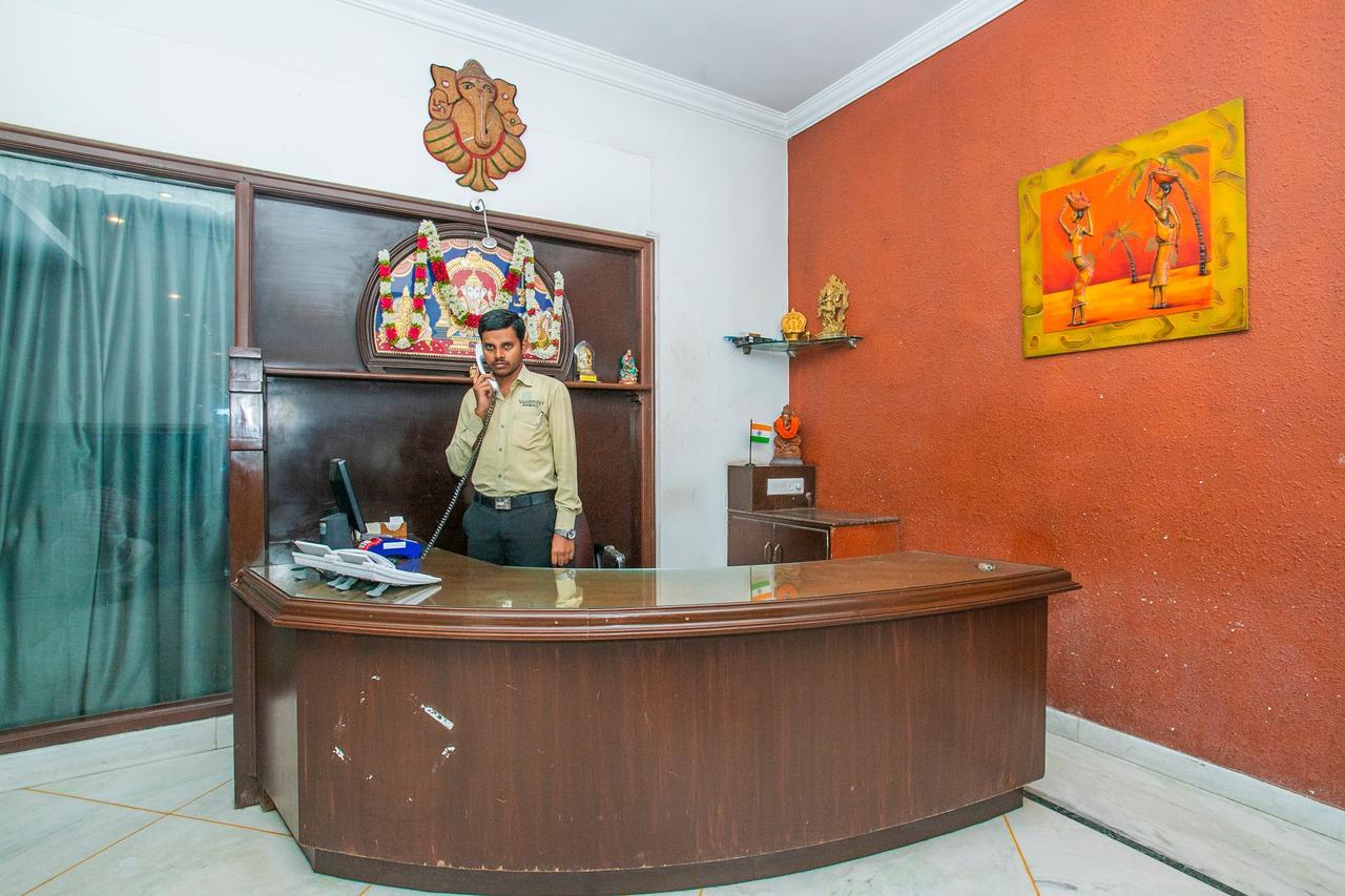 Oyo 18762 Vaishnavi Residency Hotel Бангалор Екстериор снимка