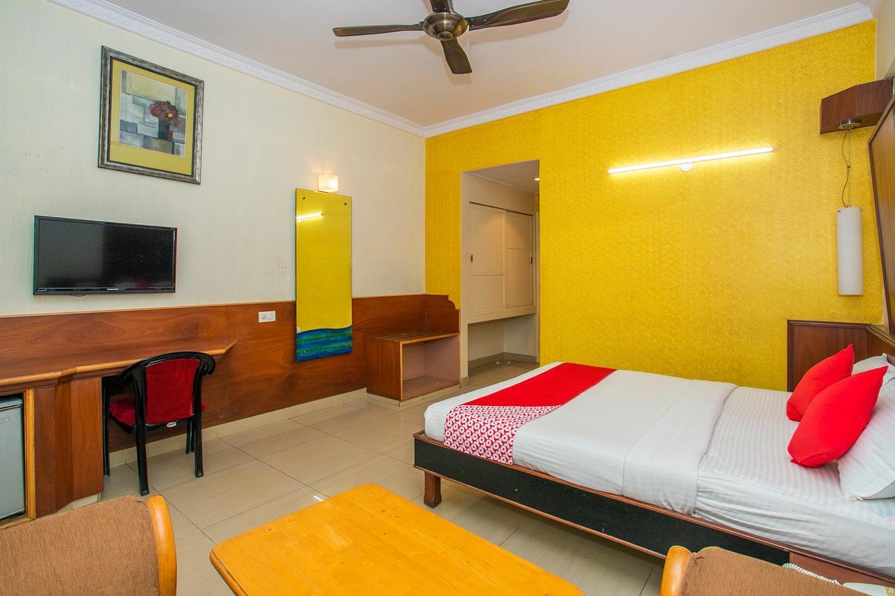 Oyo 18762 Vaishnavi Residency Hotel Бангалор Екстериор снимка