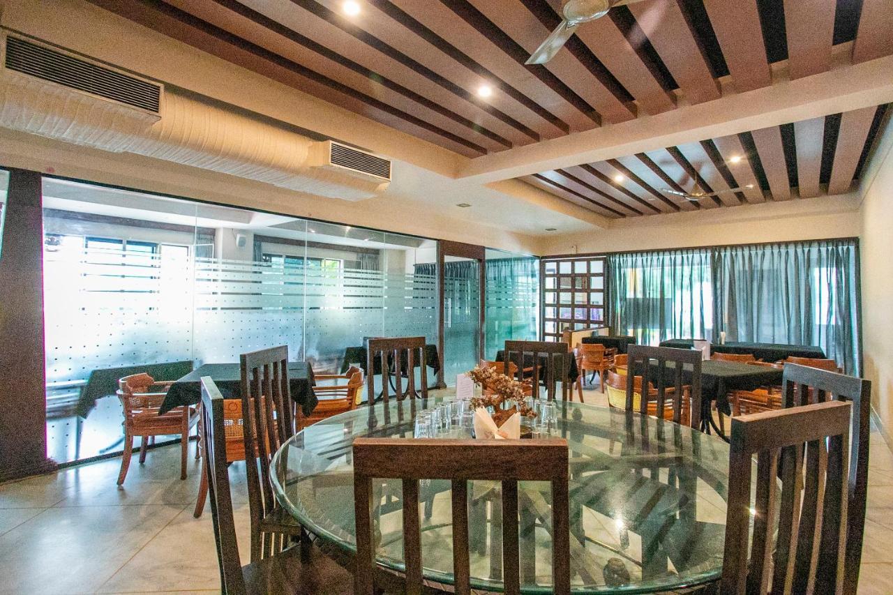 Oyo 18762 Vaishnavi Residency Hotel Бангалор Екстериор снимка