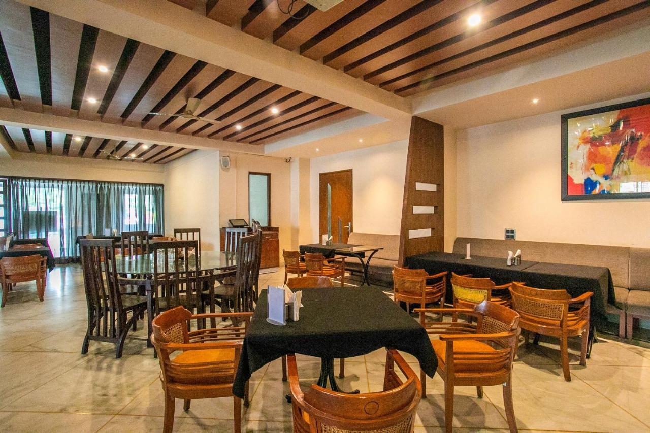 Oyo 18762 Vaishnavi Residency Hotel Бангалор Екстериор снимка