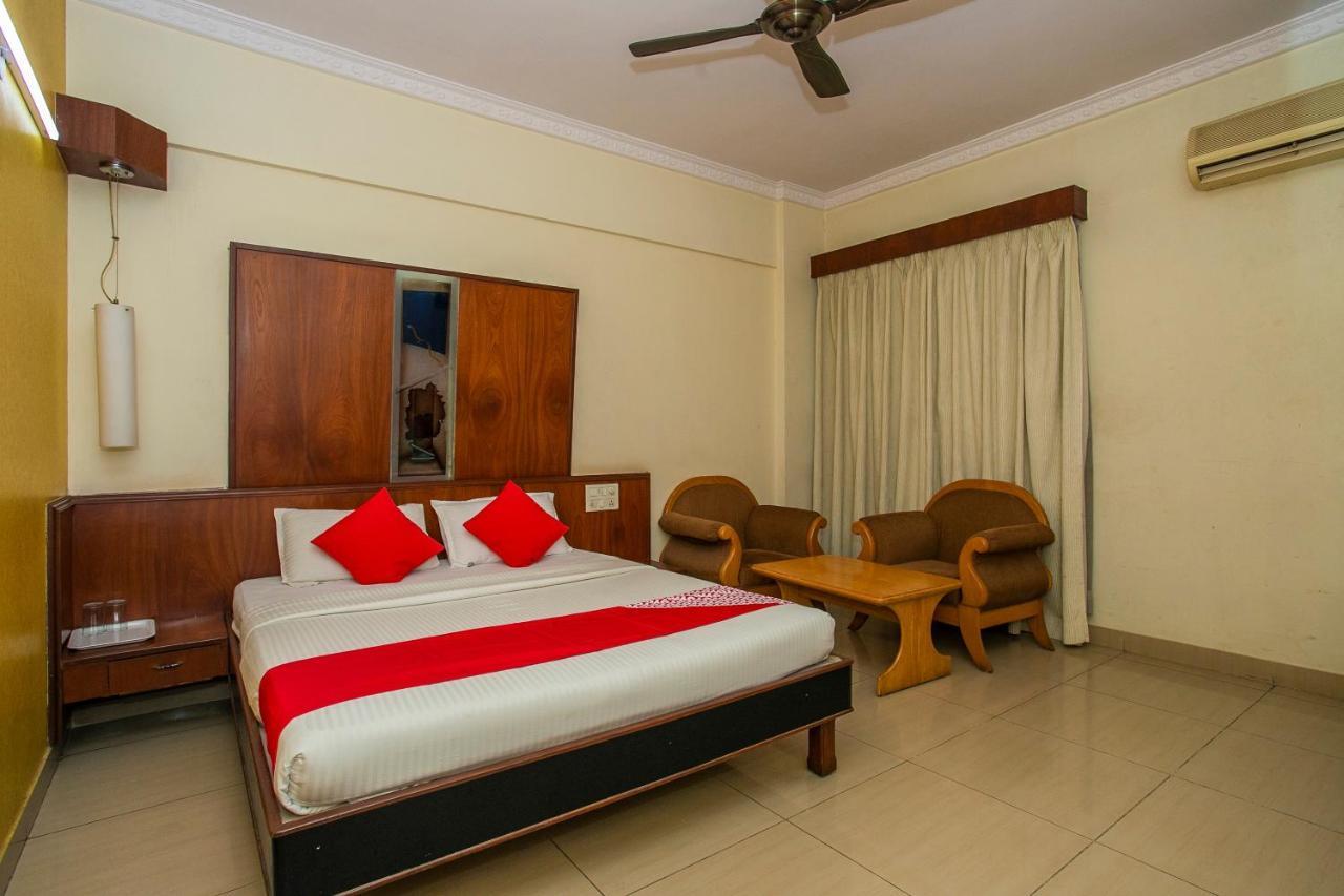 Oyo 18762 Vaishnavi Residency Hotel Бангалор Екстериор снимка