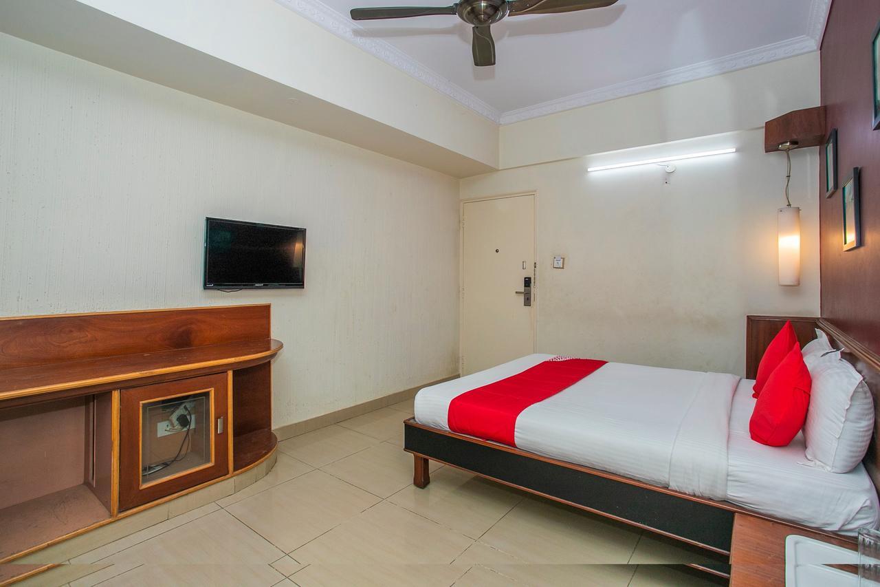 Oyo 18762 Vaishnavi Residency Hotel Бангалор Екстериор снимка