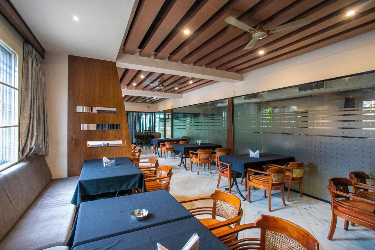 Oyo 18762 Vaishnavi Residency Hotel Бангалор Екстериор снимка