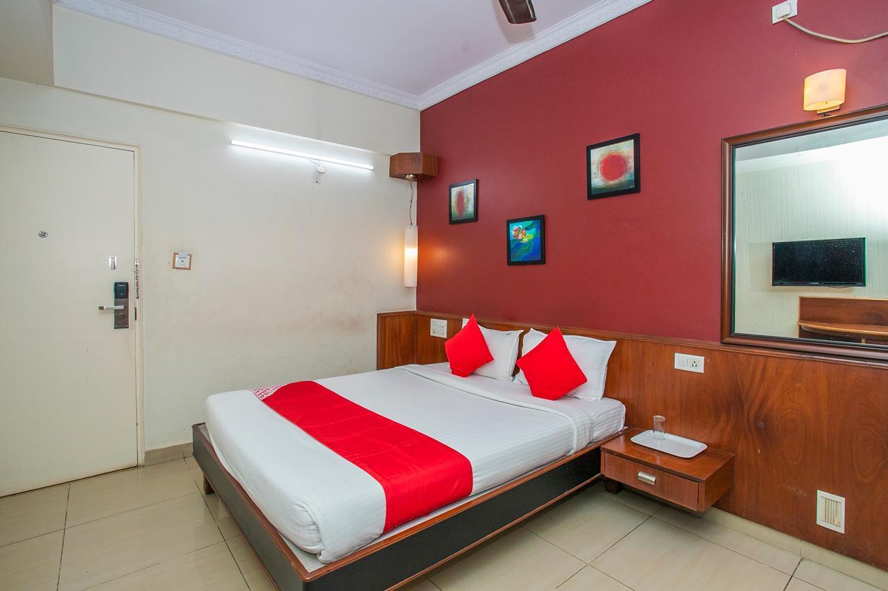 Oyo 18762 Vaishnavi Residency Hotel Бангалор Екстериор снимка