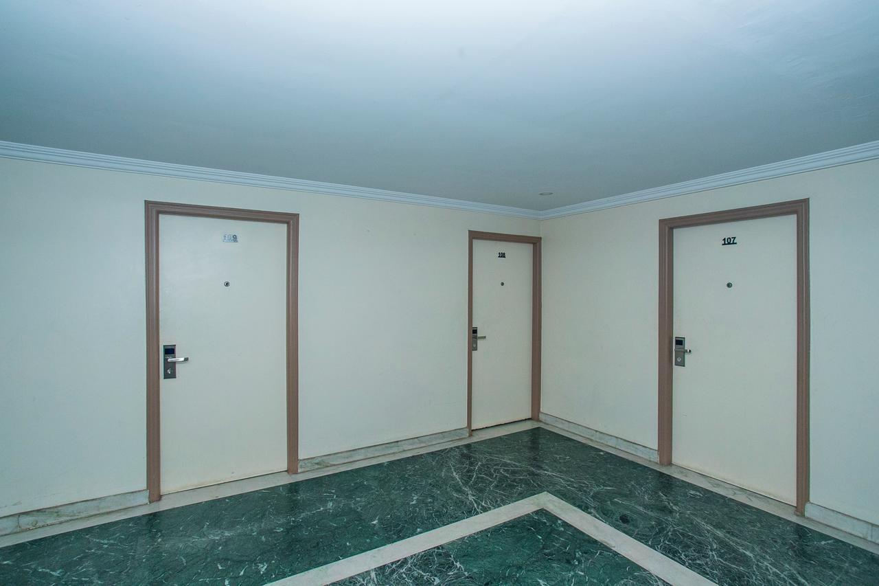 Oyo 18762 Vaishnavi Residency Hotel Бангалор Екстериор снимка