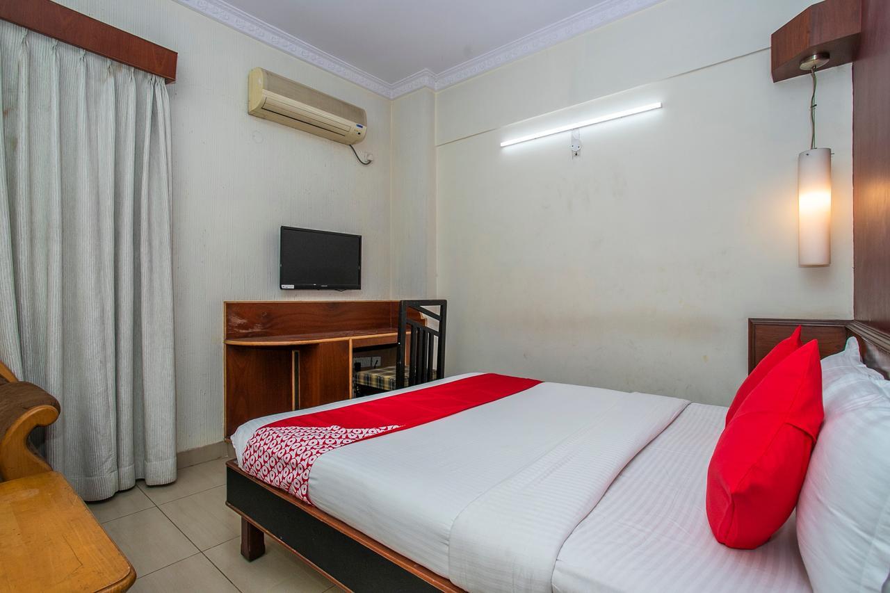 Oyo 18762 Vaishnavi Residency Hotel Бангалор Екстериор снимка