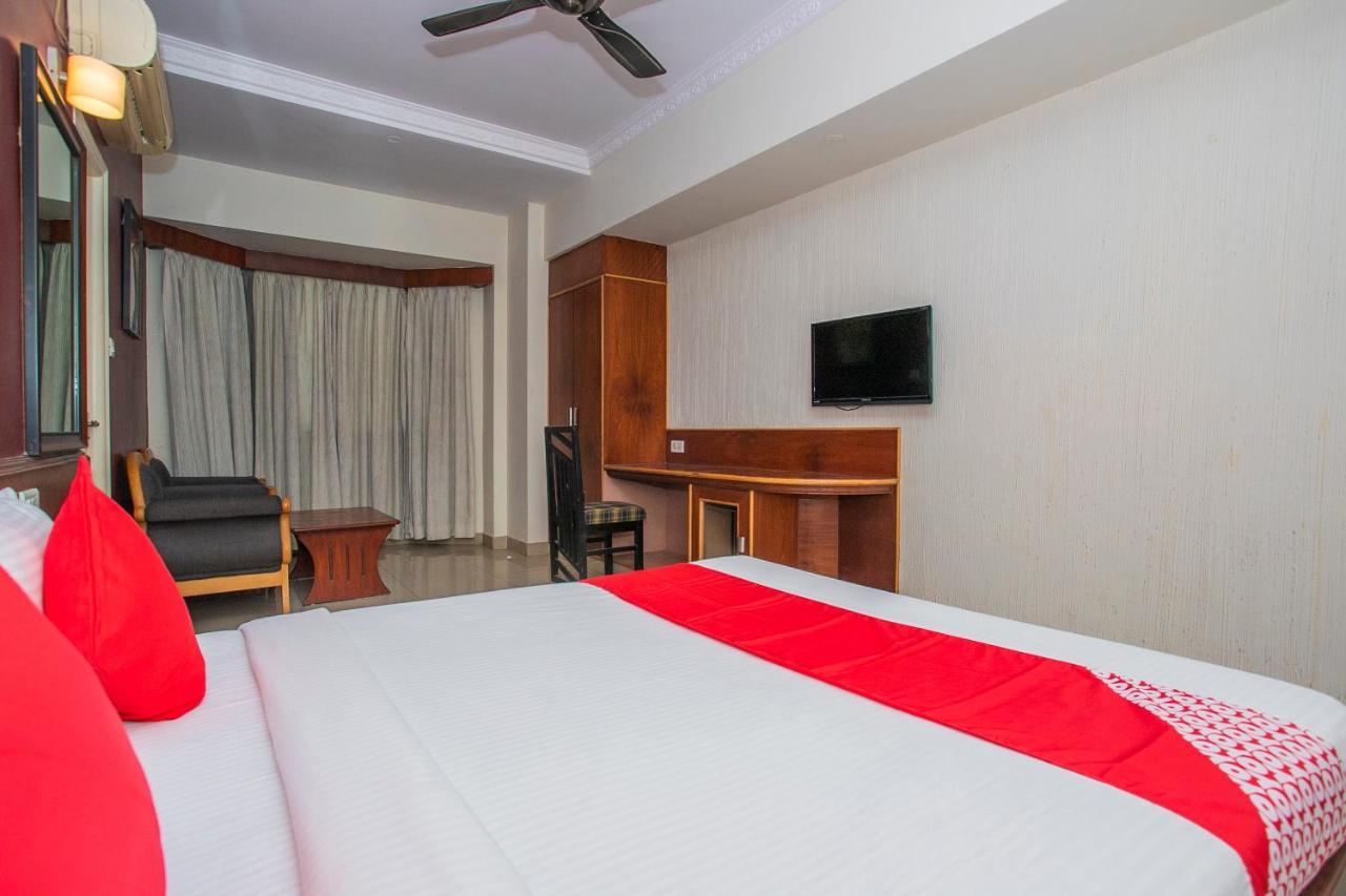 Oyo 18762 Vaishnavi Residency Hotel Бангалор Екстериор снимка