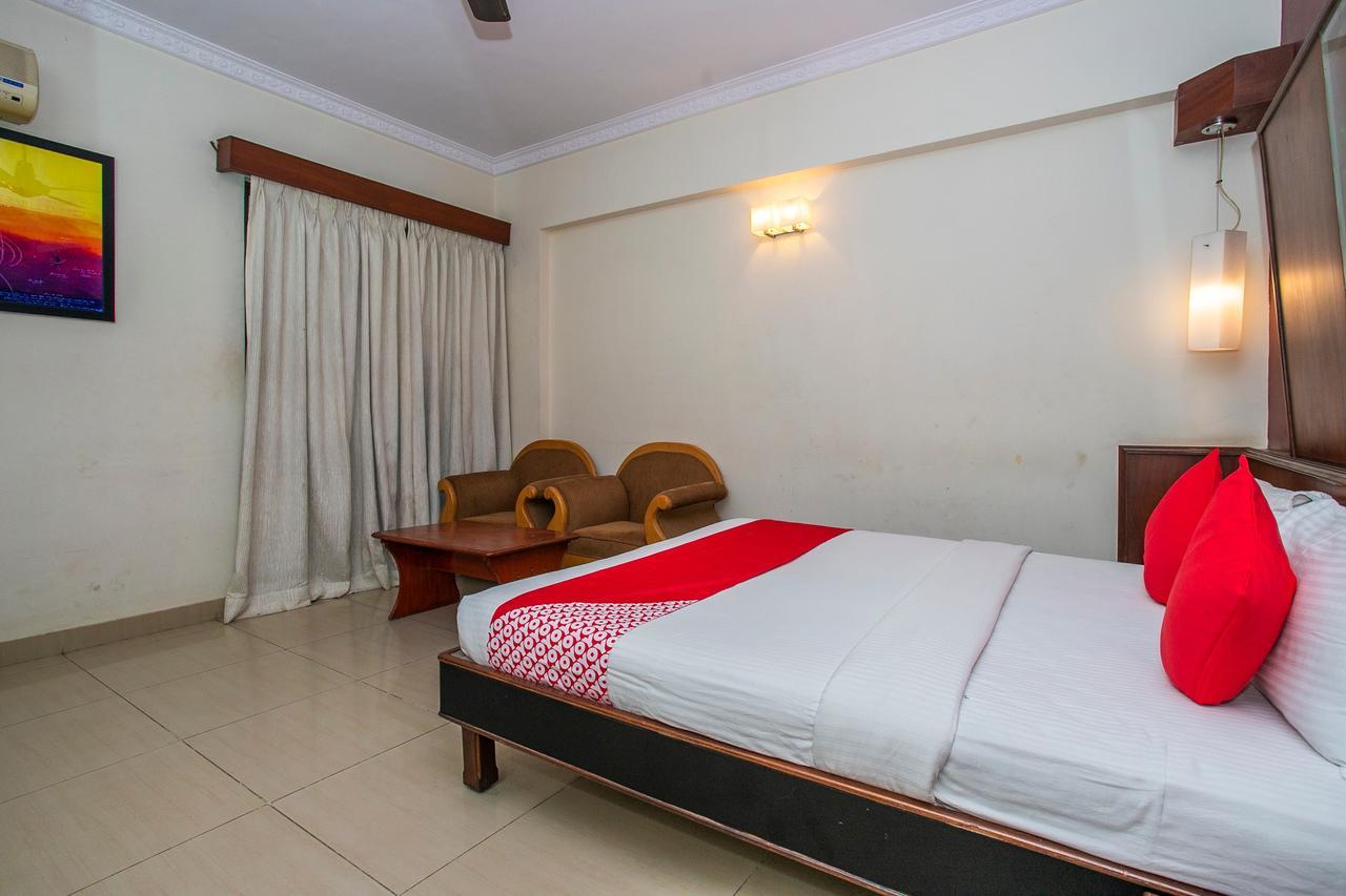 Oyo 18762 Vaishnavi Residency Hotel Бангалор Екстериор снимка