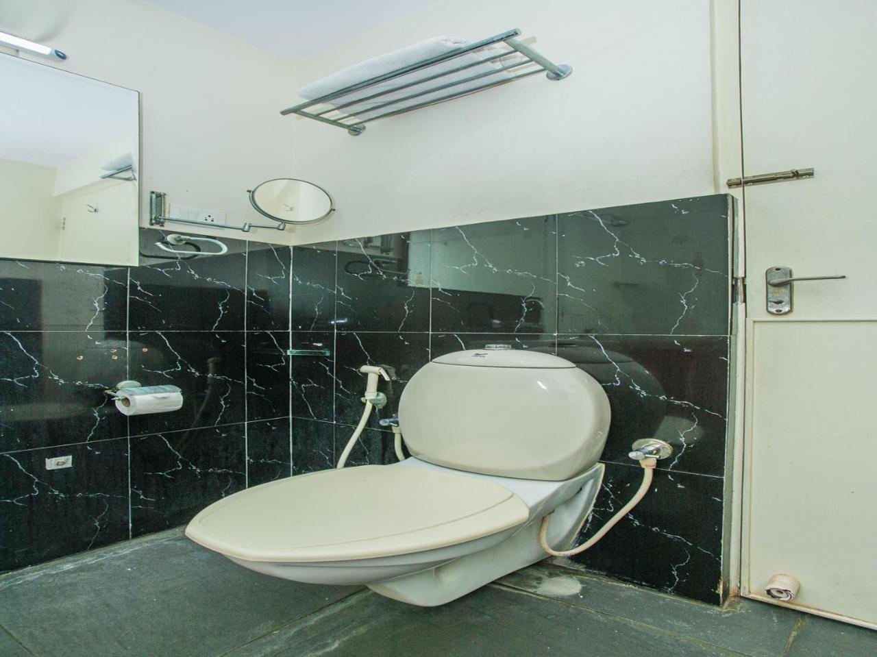 Oyo 18762 Vaishnavi Residency Hotel Бангалор Екстериор снимка