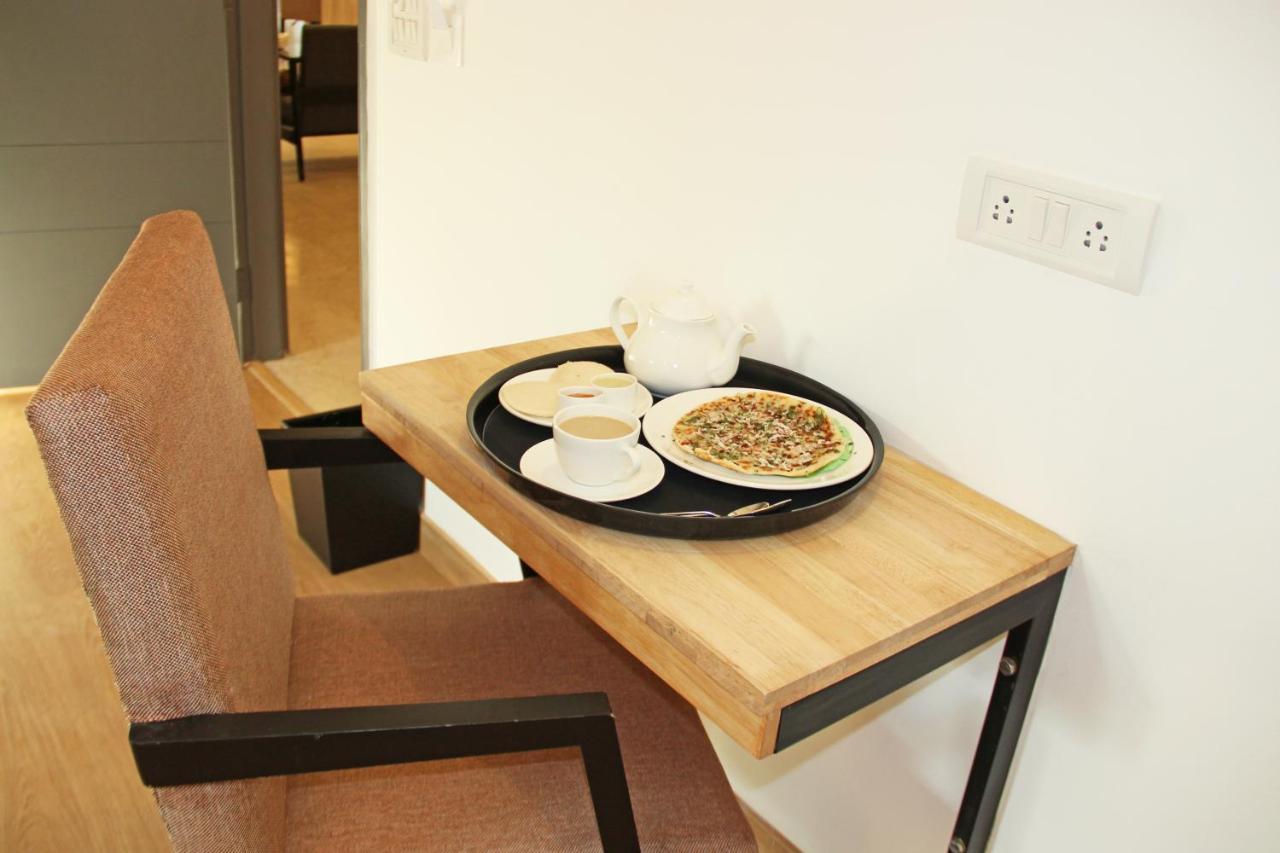 Oyo 18762 Vaishnavi Residency Hotel Бангалор Екстериор снимка