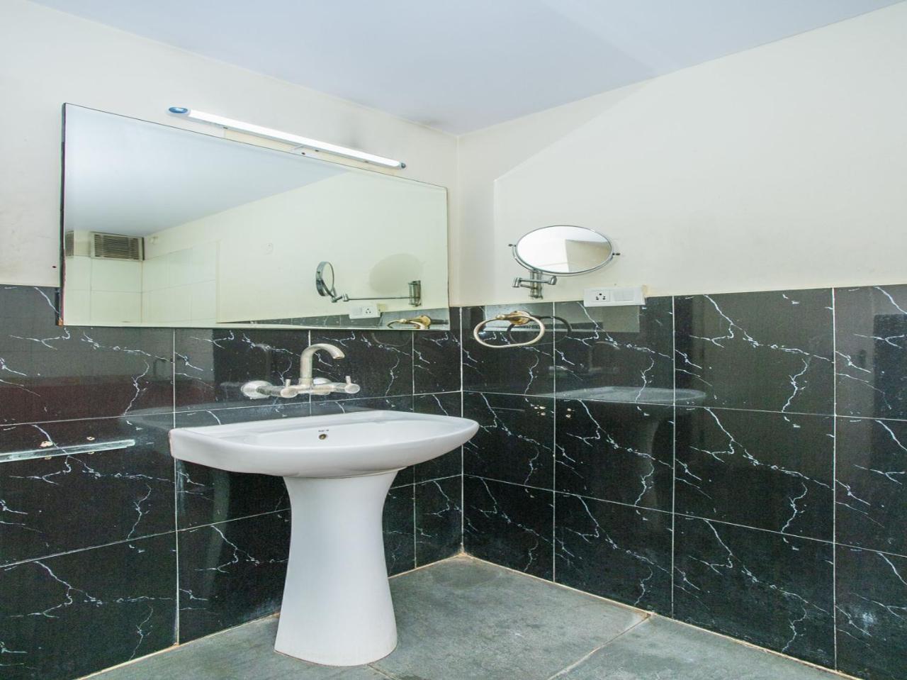 Oyo 18762 Vaishnavi Residency Hotel Бангалор Екстериор снимка