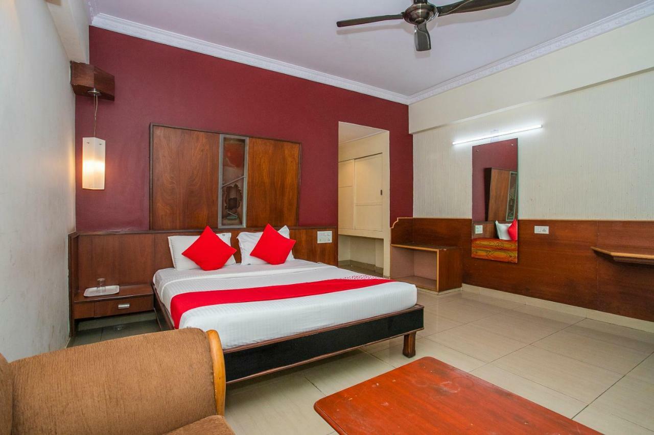 Oyo 18762 Vaishnavi Residency Hotel Бангалор Екстериор снимка