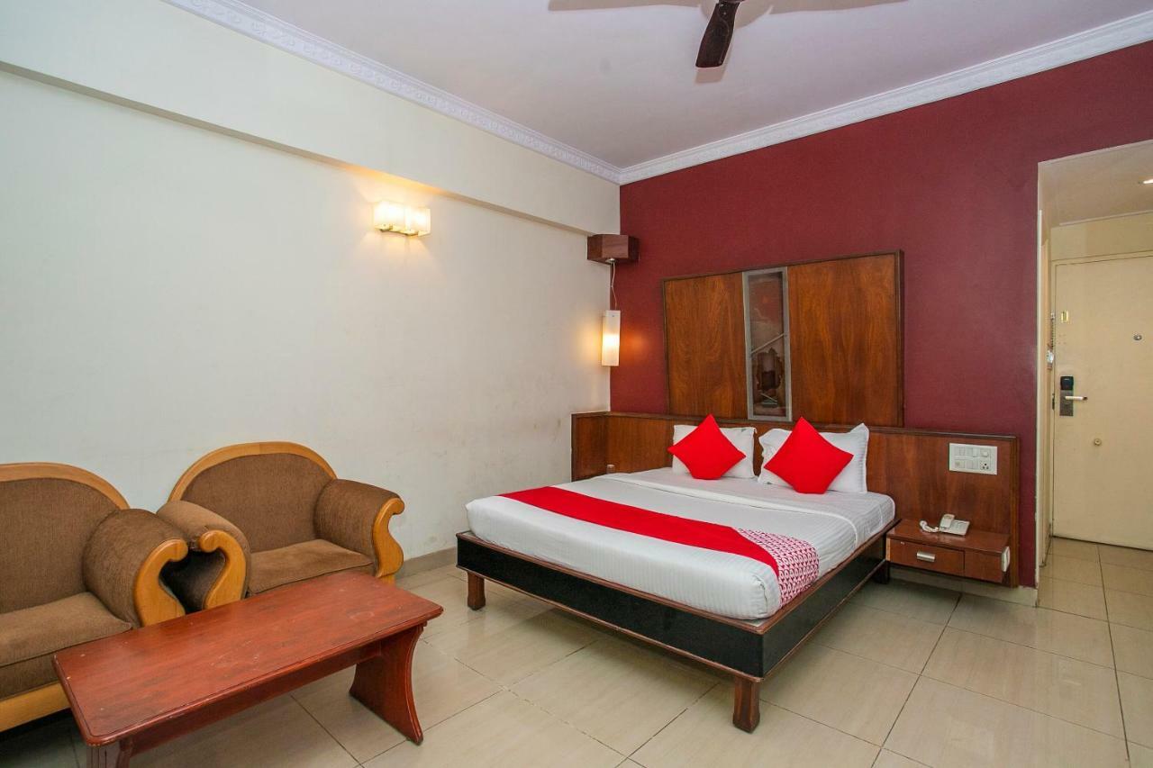 Oyo 18762 Vaishnavi Residency Hotel Бангалор Екстериор снимка